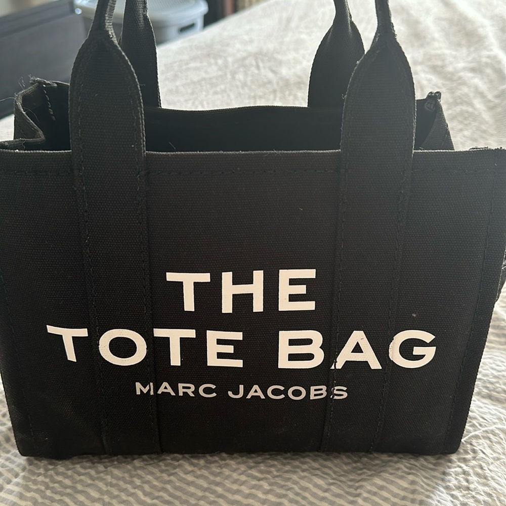 The tote bag by Marc Jacobs (small size)